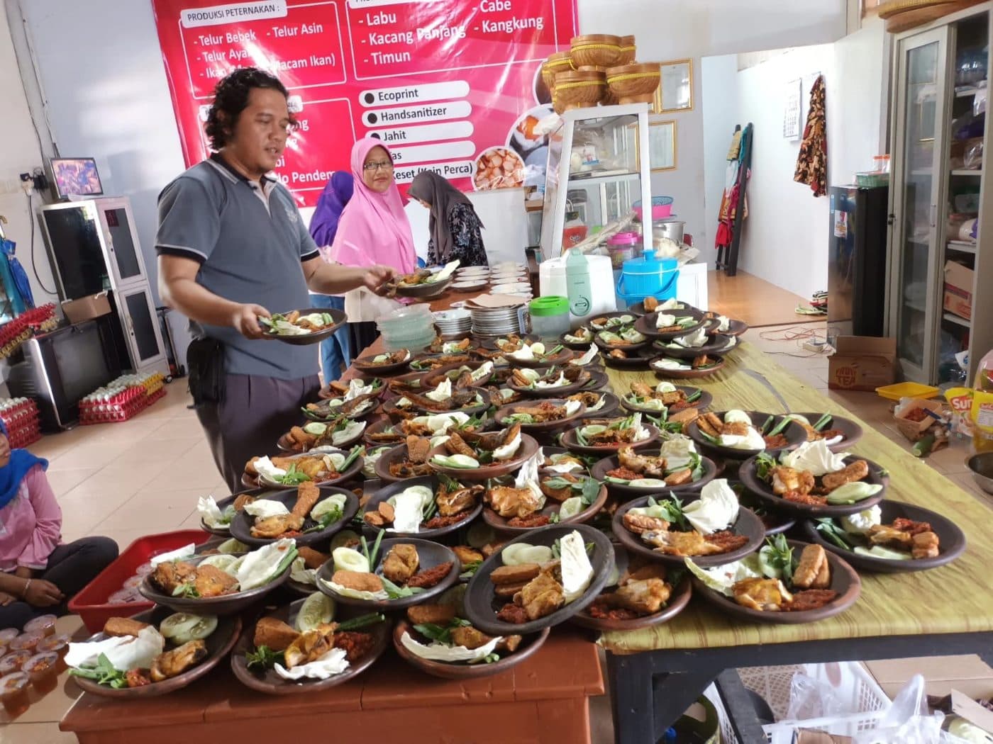 Hidangan makan bersama di panti