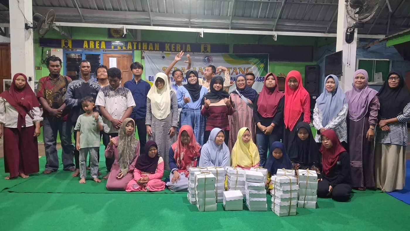 Foto bersama saat kunjungan tamu ke panti
